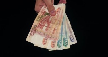 El gösteren bir sürü para. Siyah arka plan üzerine sayma