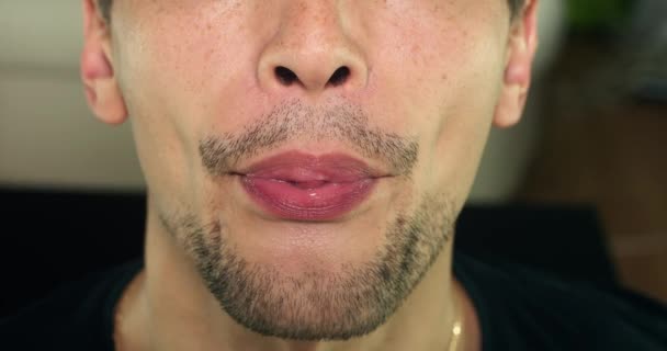 Homem sem barba mostra língua — Vídeo de Stock