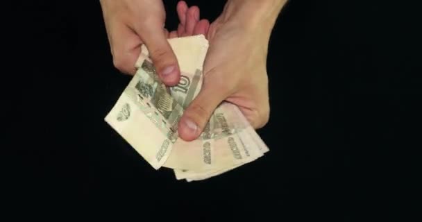 Mostrando a mano un montón de dinero. Contando con fondo negro — Vídeo de stock