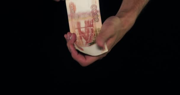Mostrando a mano un montón de dinero. Contando con fondo negro — Vídeos de Stock