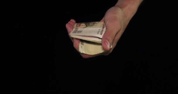 Hand in Hand mit viel Geld. Zählen auf schwarzen Hintergrund — Stockvideo