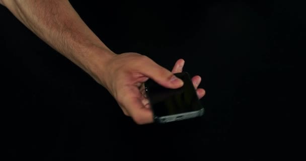 Нервный поворот телефона в руке . — стоковое видео