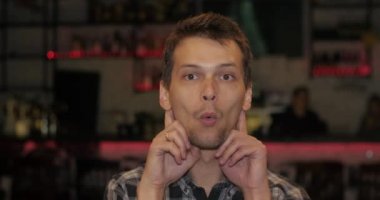 Adam kameraya yapması