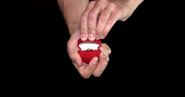 Caja de anillo rojo abierto con oro y diamante — Vídeos de Stock