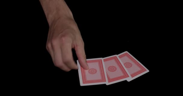 Mains sur une table de poker mélangeant un jeu de cartes et distribuant — Video