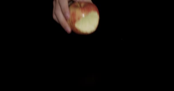 Pomme rouge avec une morsure prise sur fond noir — Video