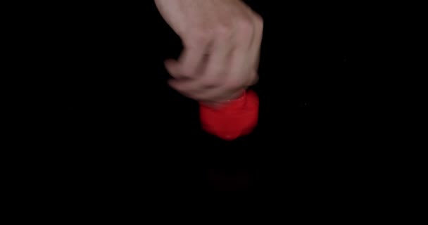 Спиннинг вихрь игрушечный инструмент на черном фоне — стоковое видео