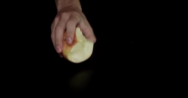 Comer manzana sobre fondo negro — Vídeo de stock