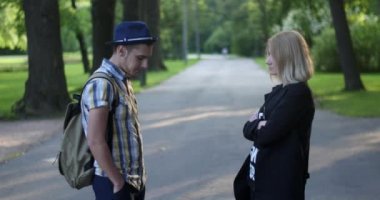 Aşıkların kavgası. Onlar parkta stand ve yemin ederim.