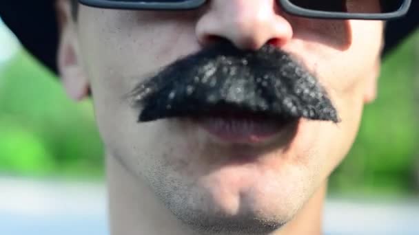 Um homem de chapéu e bigode grimaces — Vídeo de Stock