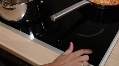 Kadın düğmeleri mutfak soba presler