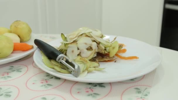 Αποφλοιωμένες λαχανικά στο πιάτο. Καρότα και πατάτες — Αρχείο Βίντεο