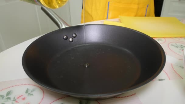 Наливаємо рослинну олію на сковороду — стокове відео