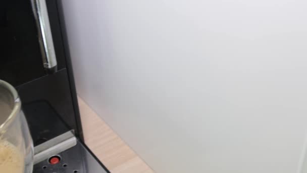 Préparation et verser le café à la machine à café 