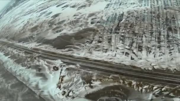 Гопро. Летные квадрокоптеры над полем. Зима, снег, метель. Аэросъемка . — стоковое видео