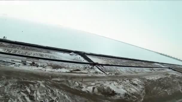 Gopro. Quadrokopter über das Feld fliegen. Winter, Schnee, Schneesturm. Luftgewehrschießen. — Stockvideo