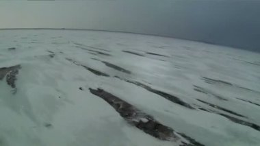 GoPro. Uçuş quadrocopters alan. Kış, kar, kar fırtınası. Aero çekim.