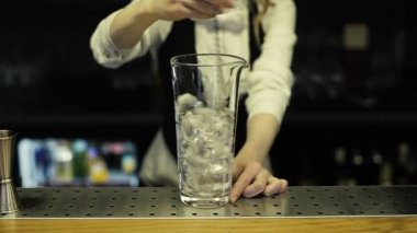 Bir cam buzu barmen karışımları