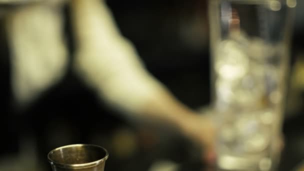 Barkeeper mischt das Eis im Glas auf — Stockvideo