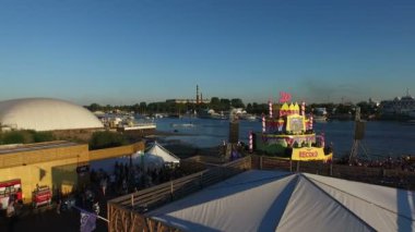 St. Petersburg, Rusya - 15 Ağustos 2015: 20 yıllık Radyo Kaydı. Yaz plaj partisi. Helikopterde flyby