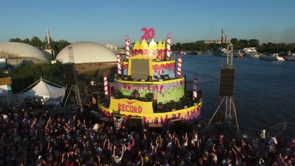 St. Petersburg, Rusya - 15 Ağustos 2015: 20 yıllık Radyo Kaydı. Yaz plaj partisi. Helikopterde flyby — Stok video