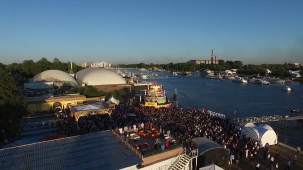 St. Petersburg, Rusya - 15 Ağustos 2015: 20 yıllık Radyo Kaydı. Yaz plaj partisi. Helikopterde flyby — Stok video