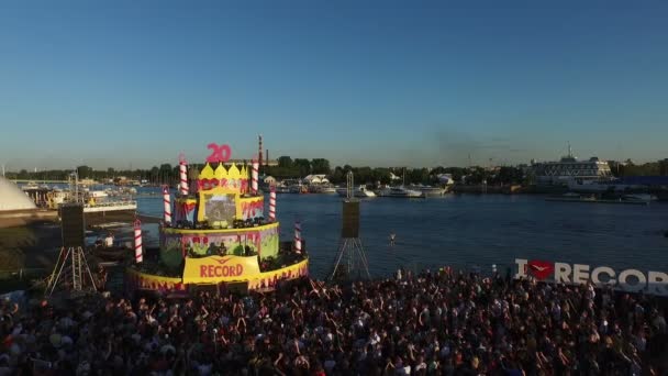 ST. PETERSBURG, RUSSIA - AUGUST 15, 2015: 20 years of Radio Record. Summer beach party. Flyby in helicopter — Stock Video