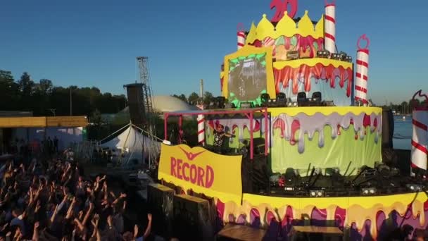 ST. PETERSBURG, RUSSIE - 15 AOÛT 2015 : 20 ans de Radio Record. Soirée plage d'été. Survol en hélicoptère — Video