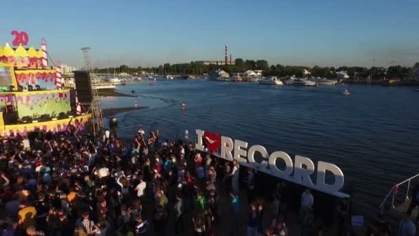 ST. PETERSBURG, RUSSIA - AUGUST 15, 2015: 20 years of Radio Record. Summer beach party. Flyby in helicopter — Stock Video