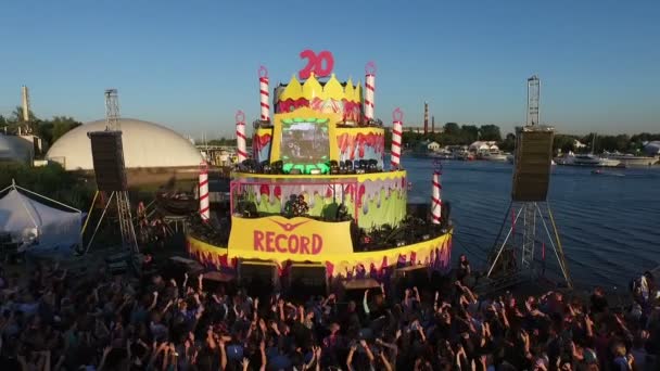 Санкт-Петербург, Росія-15 серпня 2015:20 років радіо рекорд. Літня пляжна вечірка. Обліт на вертольоті — стокове відео