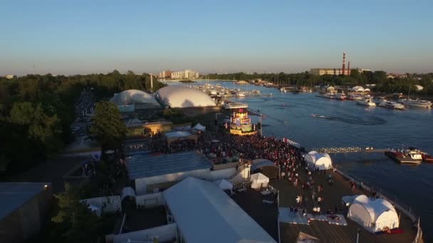 Petrohrad, Rusko-15. srpna 2015:20 let rozhlasových záznamů. Letní plážový večírek. Flyby v helikoptéře — Stock video