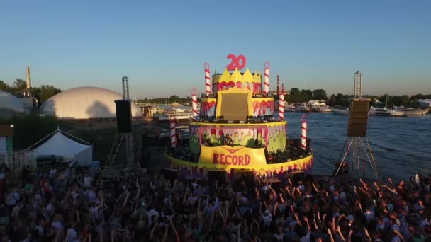 ST. PETERSBURG, RUSSIA - AUGUST 15, 2015: 20 years of Radio Record. Summer beach party. Flyby in helicopter — Stock Video