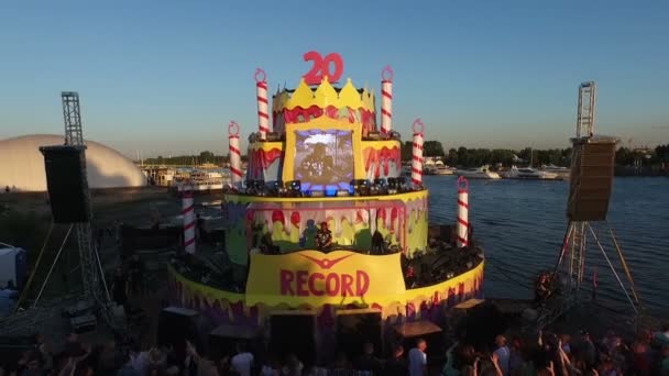ST. PETERSBURG, RUSSIA - AUGUST 15, 2015: 20 years of Radio Record. Summer beach party. Flyby in helicopter — Stock Video