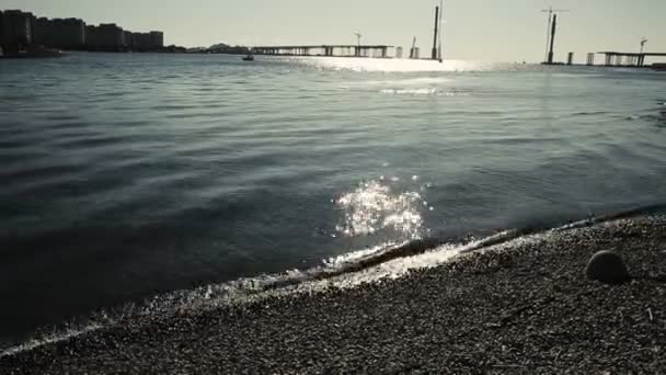 潮。在海上日落。海滩鹅卵石. — 图库视频影像