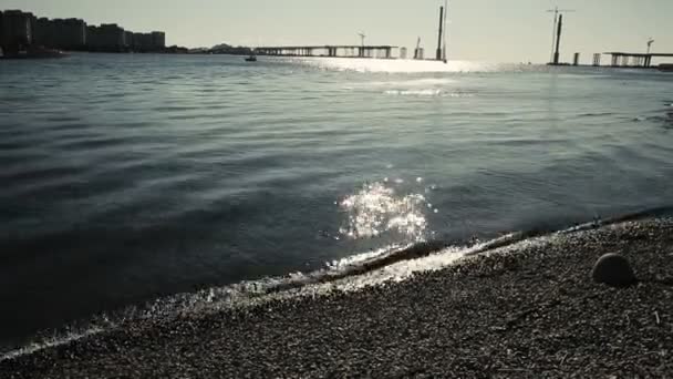 Marée. Coucher de soleil en mer. Galets de plage . — Video