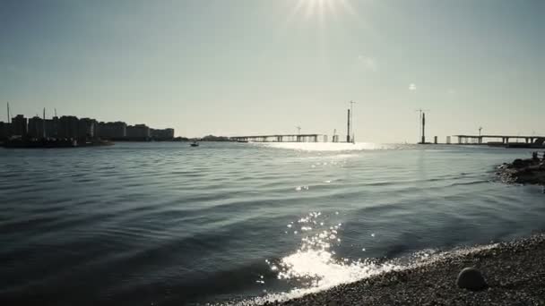 Marea. Puesta de sol en el mar. guijarros de playa . — Vídeo de stock