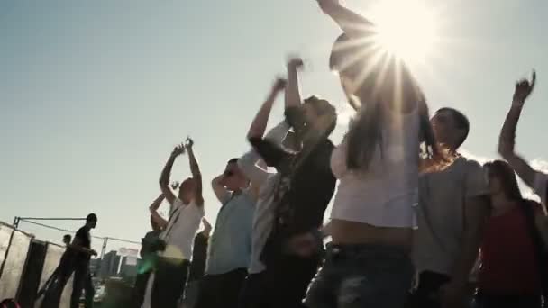 ST. PETERSBURG, RUSSIE - 15 AOÛT 2015 : 20 ans de Radio Record. La foule lève les mains et danse à la fête d'été — Video