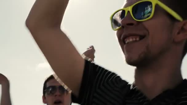 ST. PETERSBURG, RUSIA - 15 DE AGOSTO DE 2015: 20 años de Radio Record. Hombre con gafas de sol amarillas bailando en fiesta de verano — Vídeos de Stock