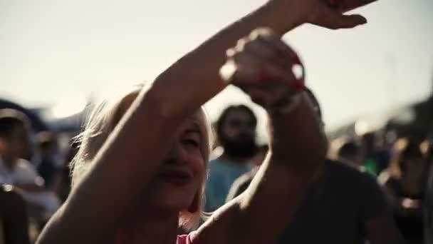 Санкт-ПЕТЕРСБУРГ, РОССИЯ - 15 августа 2015 года: 20 лет радио Record. Блондинка танцует на вечеринке и поднимает руки — стоковое видео