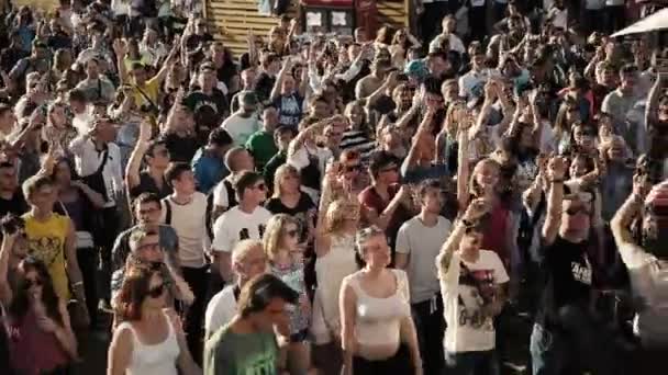 ST. PETERSBURG, RUSIA - 15 DE AGOSTO DE 2015: 20 años de Radio Record. Multitud de personas bailando en la fiesta de verano — Vídeos de Stock