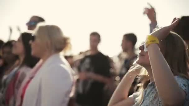 Санкт-Петербург, Росія-15 серпня 2015:20 років радіо рекорд. Дівчина в сонцезахисні окуляри танці, стрибки на вечірці — стокове відео