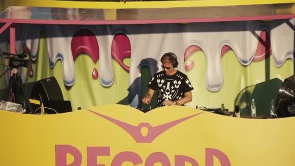 Санкт-ПЕТЕРСБУРГ, РОССИЯ - 15 августа 2015 года: 20 лет радио Record. DJ на сцене играет на поворотных столах и поднимает руки — стоковое видео