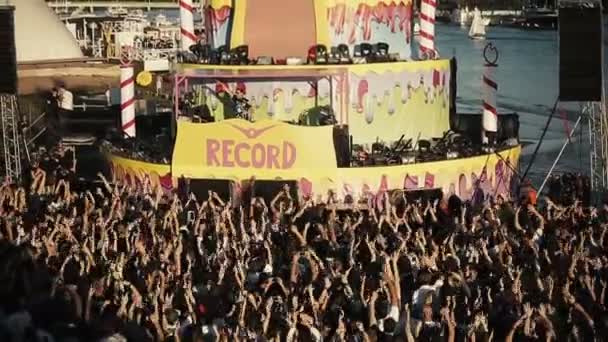 Санкт-Петербург, Росія-15 серпня 2015:20 років радіо рекорд. Люди плескають разом з DJ на сцені — стокове відео