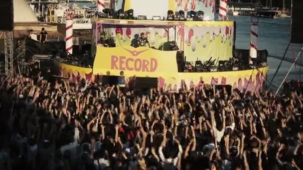 ST. PETERSBURG, RUSIA - 15 DE AGOSTO DE 2015: 20 años de Radio Record. Gente aplaudiendo y bailando junto con DJ — Vídeo de stock