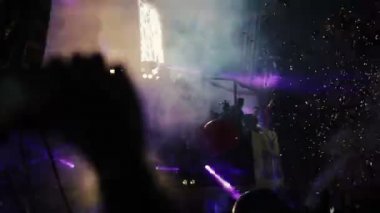 St. Petersburg, Rusya - 15 Ağustos 2015: 20 yıllık Radyo Kaydı. Renkli konfeti payetler top ateş