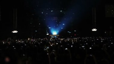 Moskova, Rusya - 15 Ağustos 2015: 20 yıllık Radyo Kaydı. Konser salonunda karanlıkta parlayan cep telefonu