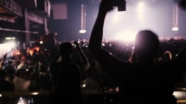 Moskova, Rusya - 15 Ağustos 2015: 20 yıllık Radyo Kaydı. Karanlıkta konserde dans eden insanların siluetleri