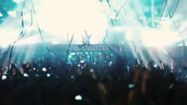 Moskova, Rusya - 15 Ağustos 2015: 20 yıllık Radyo Kaydı. Sahne spot lazer gösterisi, kağıt şerit flamalar