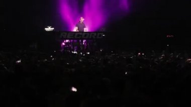 Moskova, Rusya - 15 Ağustos 2015: 20 yıllık Radyo Kaydı. Konserde dans eden bir kalabalık var. Dj çalma