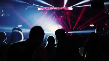 Moskova, Rusya - 15 Ağustos 2015: 20 yıllık Radyo Kaydı. Lazer ışınları ile sahne spot gösterisi